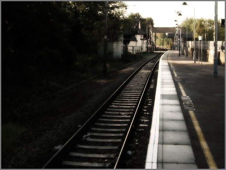 PPT模板-怀旧风格的铁轨幻灯片背景图片