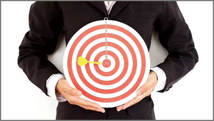 PPT模板-白领手拿飞镖靶心PPT背景图片