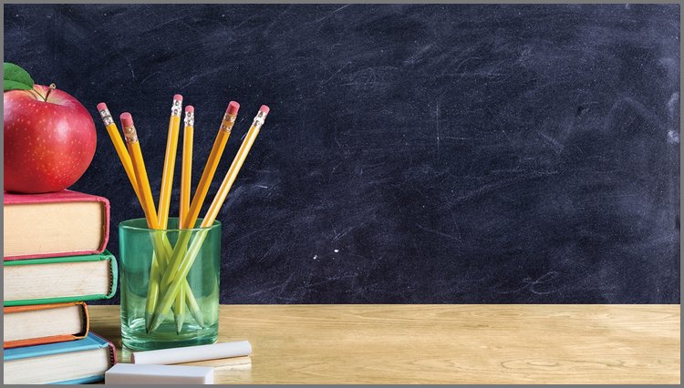 PPT模板-黑板前的讲桌PPT背景图片